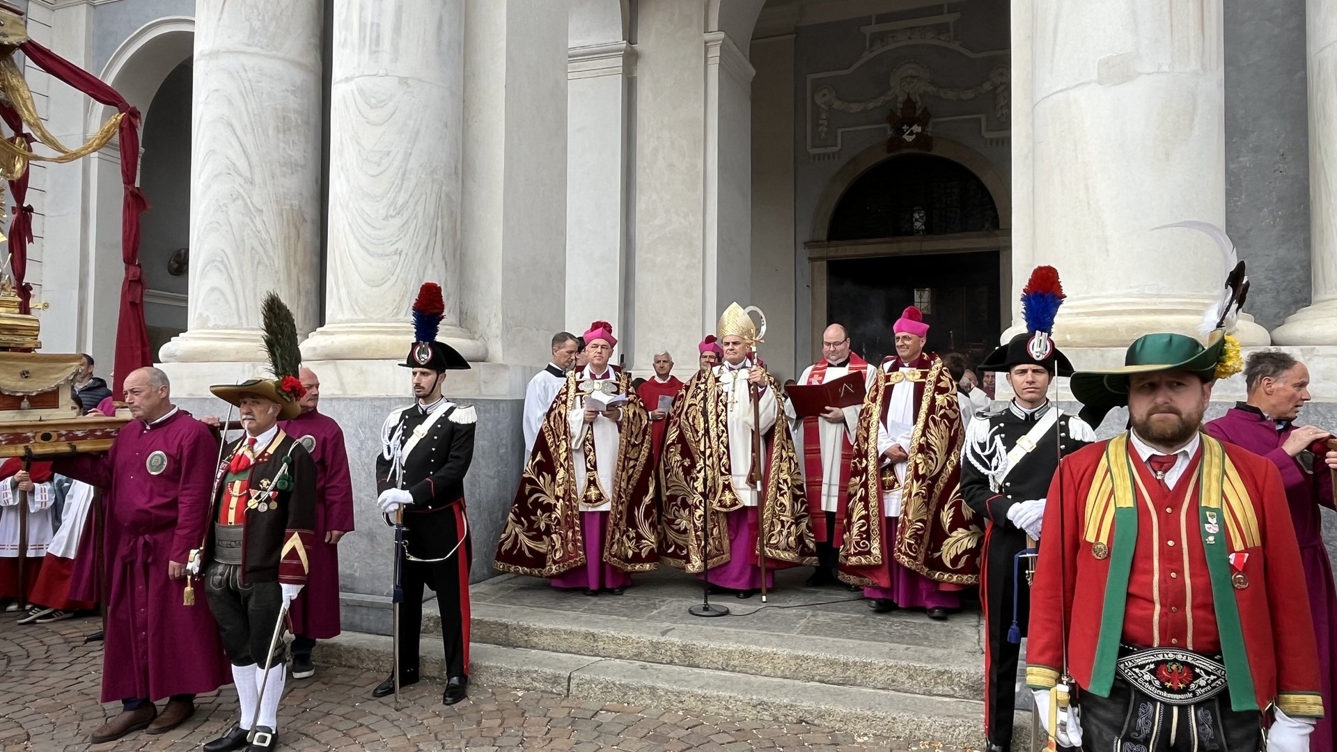 Ein Fest des Glaubens - Brixen feiert die Übertragung der Reliquien der Heiligen Kassian und Vigilius Ein Fest des Glaubens - Brixen feiert die Übertragung der Reliquien der Heiligen Kassian und Vigilius