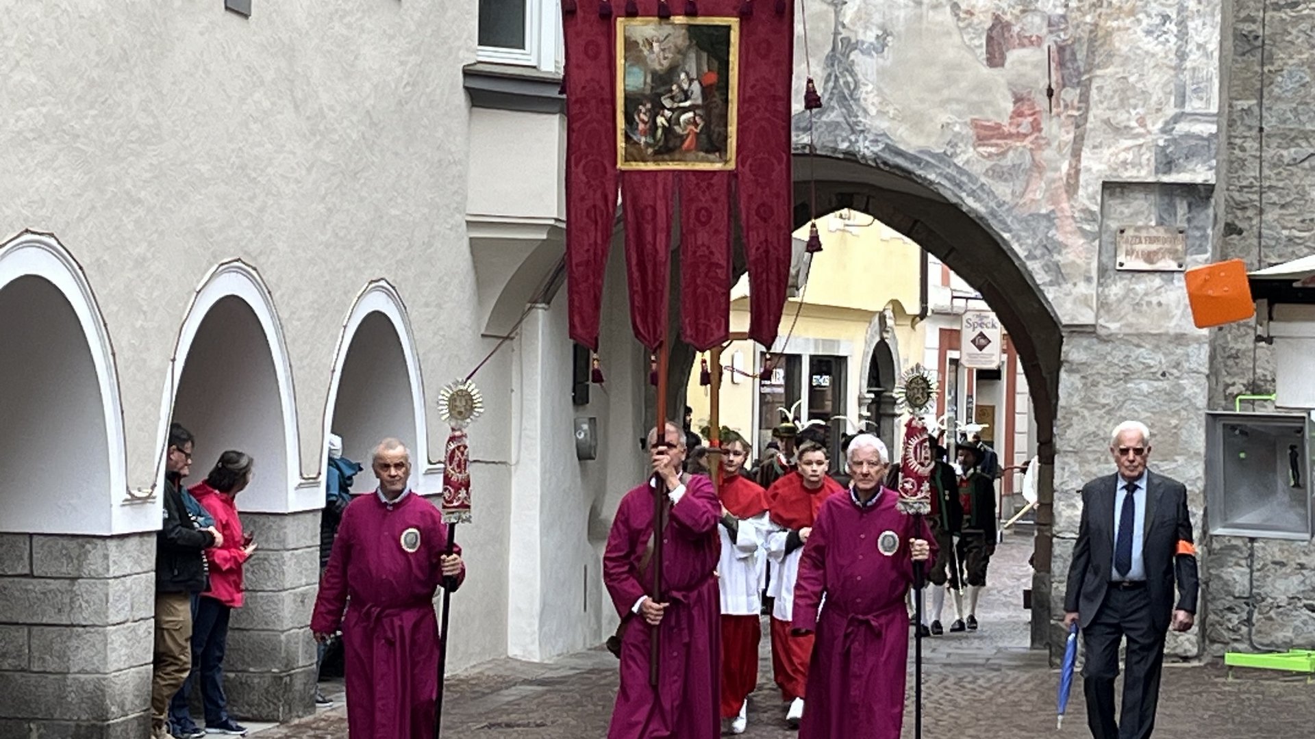 Ein Fest des Glaubens - Brixen feiert die Übertragung der Reliquien der Heiligen Kassian und Vigilius Ein Fest des Glaubens - Brixen feiert die Übertragung der Reliquien der Heiligen Kassian und Vigilius