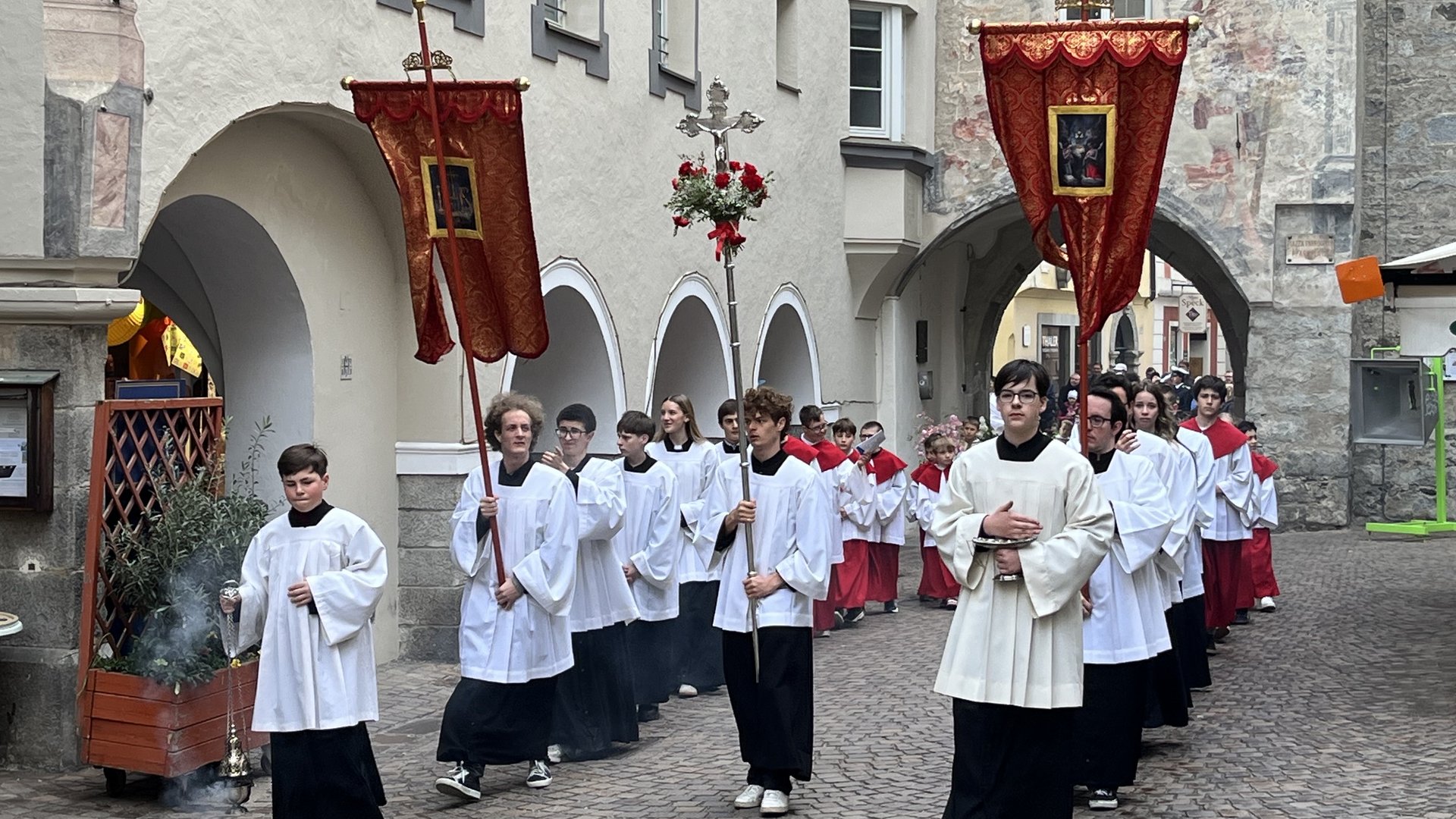 Ein Fest des Glaubens - Brixen feiert die Übertragung der Reliquien der Heiligen Kassian und Vigilius Ein Fest des Glaubens - Brixen feiert die Übertragung der Reliquien der Heiligen Kassian und Vigilius