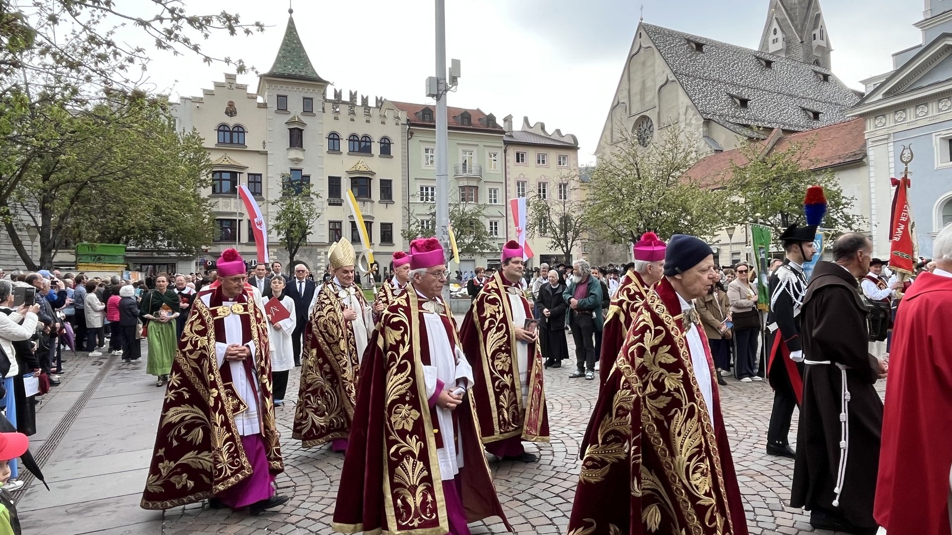 Ein Fest des Glaubens - Brixen feiert die Übertragung der Reliquien der Heiligen Kassian und Vigilius Ein Fest des Glaubens - Brixen feiert die Übertragung der Reliquien der Heiligen Kassian und Vigilius