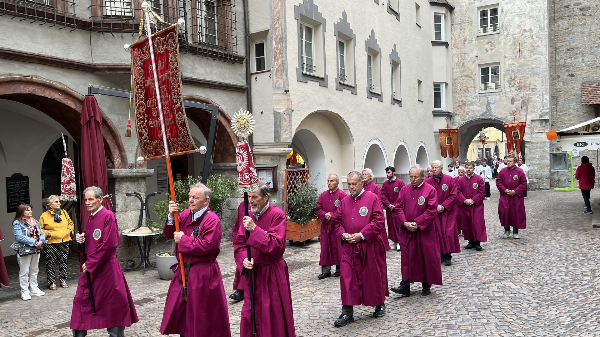 Ein Fest des Glaubens - Brixen feiert die Übertragung der Reliquien der Heiligen Kassian und Vigilius Ein Fest des Glaubens - Brixen feiert die Übertragung der Reliquien der Heiligen Kassian und Vigilius