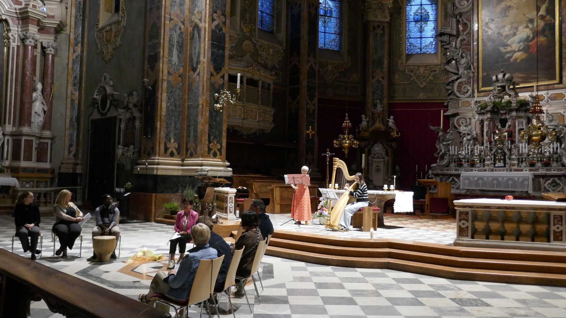 Glaubenszeugnisse, Begegnungen und Austausch im Zeichen des Mottos „MUTeinander“ im Brixner Dom Glaubenszeugnisse, Begegnungen und Austausch im Zeichen des Mottos „MUTeinander“ im Brixner Dom