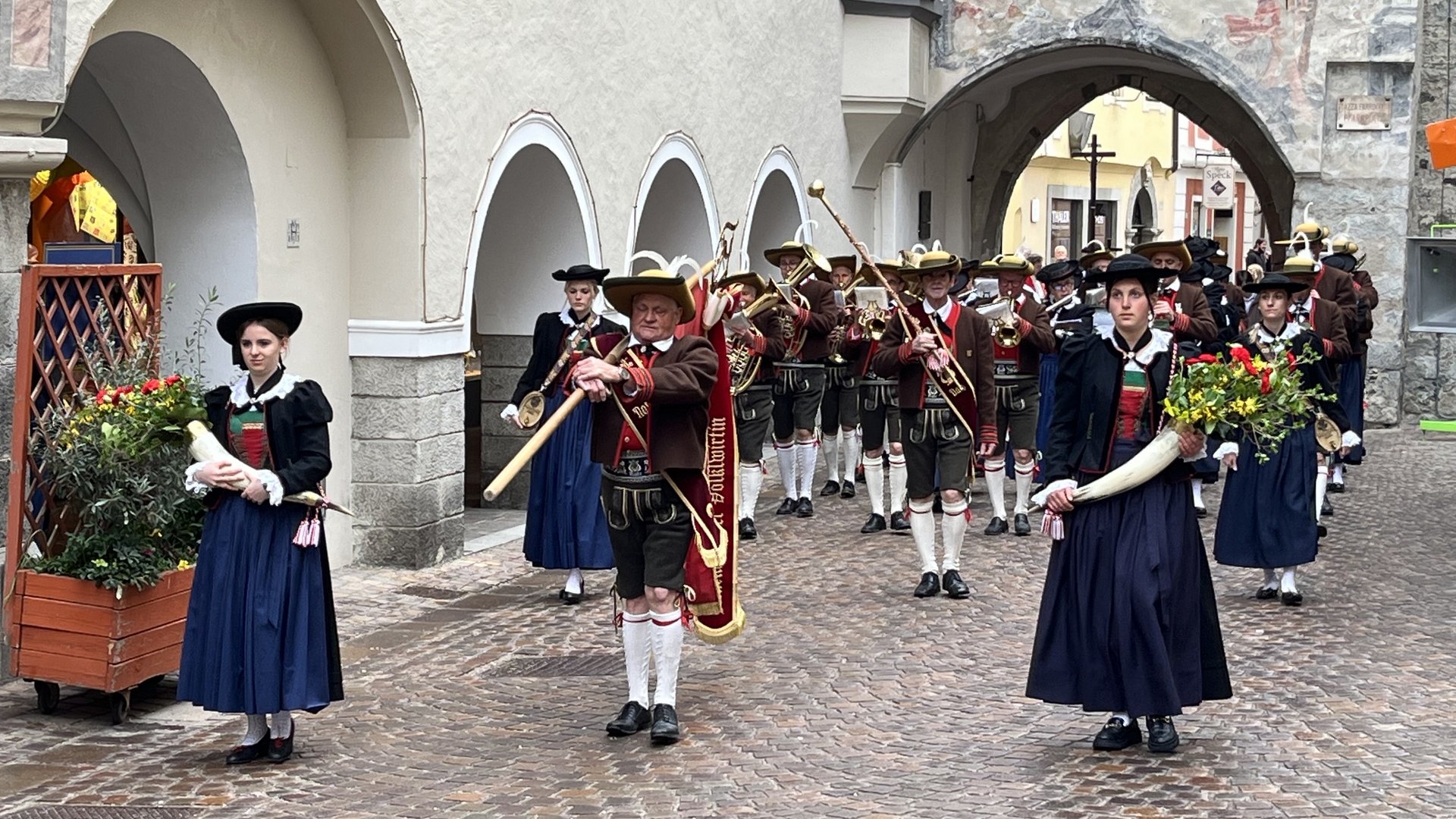Ein Fest des Glaubens - Brixen feiert die Übertragung der Reliquien der Heiligen Kassian und Vigilius Ein Fest des Glaubens - Brixen feiert die Übertragung der Reliquien der Heiligen Kassian und Vigilius