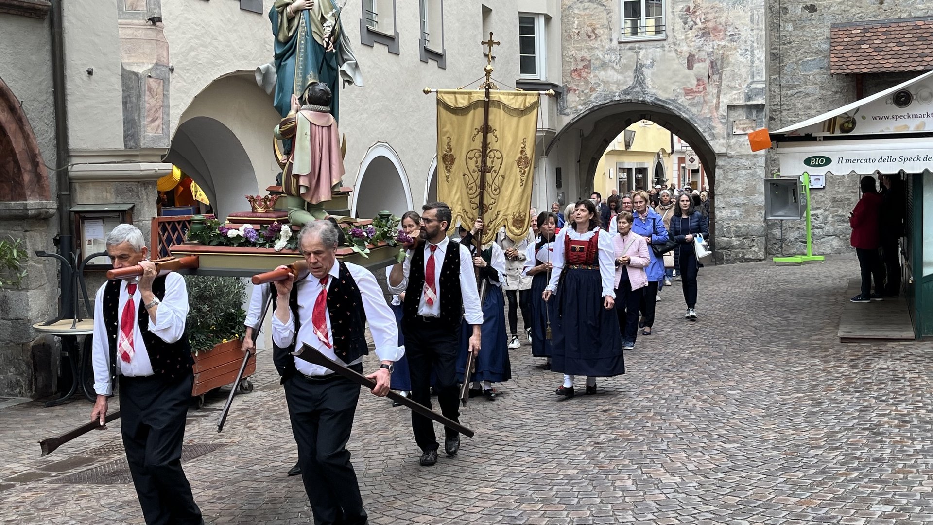 Ein Fest des Glaubens - Brixen feiert die Übertragung der Reliquien der Heiligen Kassian und Vigilius Ein Fest des Glaubens - Brixen feiert die Übertragung der Reliquien der Heiligen Kassian und Vigilius