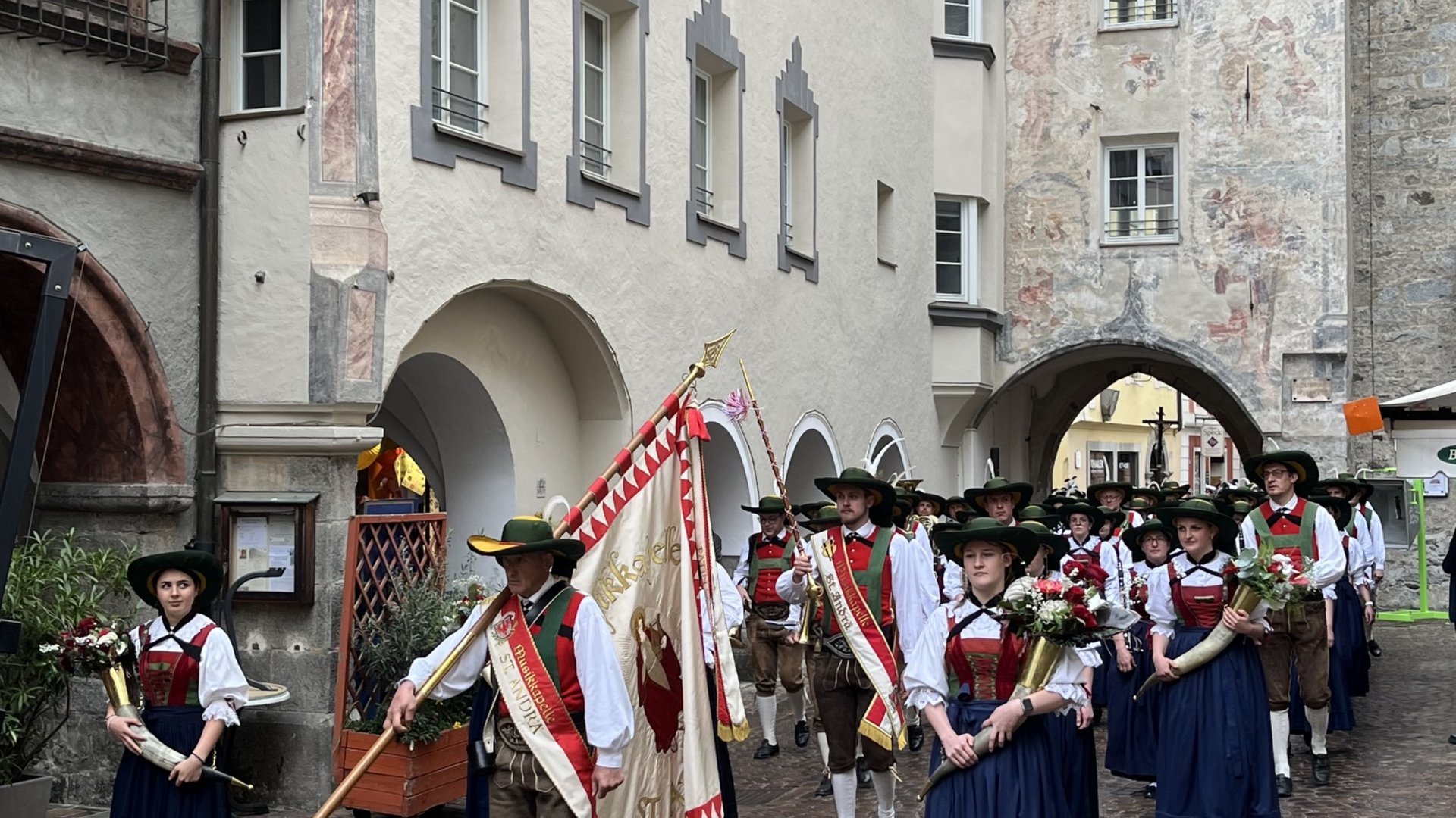 Ein Fest des Glaubens - Brixen feiert die Übertragung der Reliquien der Heiligen Kassian und Vigilius Ein Fest des Glaubens - Brixen feiert die Übertragung der Reliquien der Heiligen Kassian und Vigilius